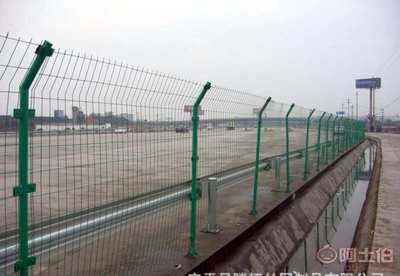 【養(yǎng)殖護(hù)欄網(wǎng)廠家小編給大家介紹下道路護(hù)欄網(wǎng)的工藝流程】 - 產(chǎn)品庫(kù)