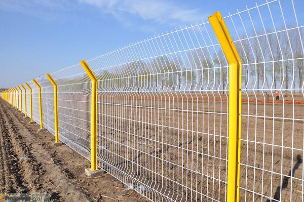 桃型柱護欄網(wǎng) 多功能圍欄在綠化與安全中的巧妙應(yīng)用